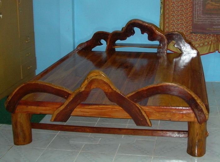 unser Bett aus Holz